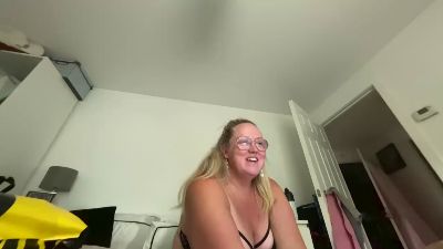 CurvyTrixie Live Image
