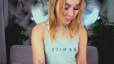 LoreeJurczak Live Image