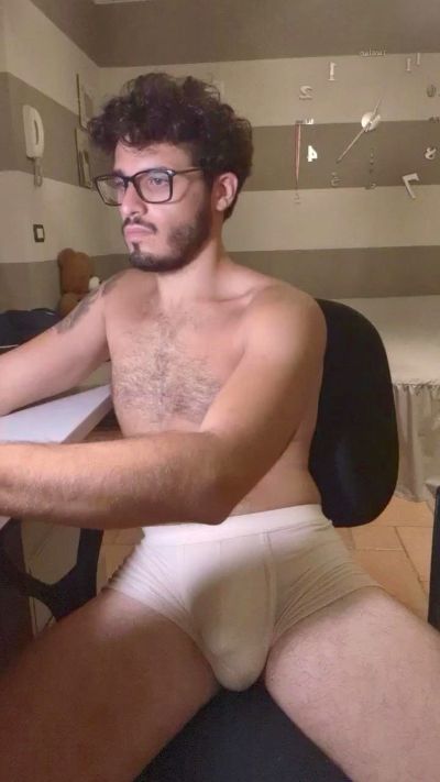 LeoLove98 live from Italy