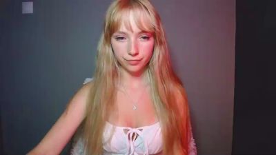 LuciaAdorable live from United Kingdom