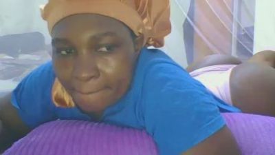 cute_lavenda live from Kenya